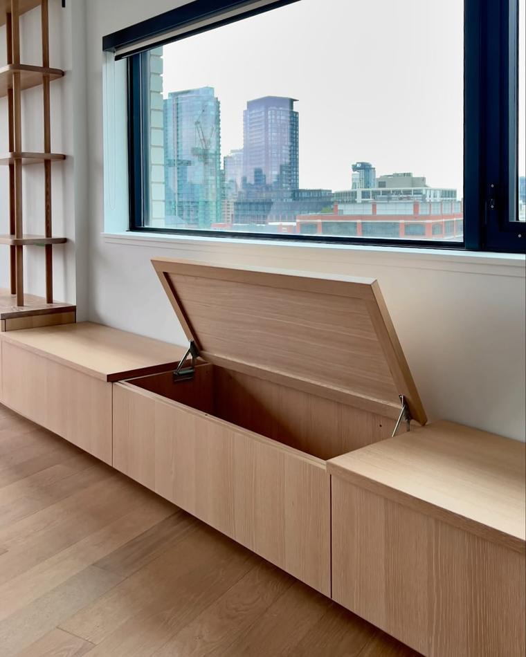 Lift-up window bench